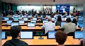 Plenário da Comissão de Constituição e Justiça durante a sessão que aprovou a constitucionalidade da PEC da maioridade penal na Câmara dos Deputados.