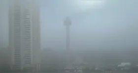 Belém amanhece com neblina e alerta de chuvas intensas. Confira as previsões e recomendações de segurança para o dia.