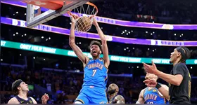 Chet Holmgren em enterrada para dar férias aos Lakers