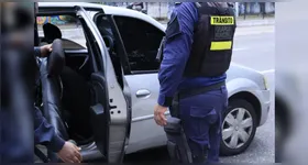 Projeto em tramitação na Câmara prevê desvinculação de multas do registro do veículo em situações específicas.