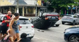 Acidente na avenida Marquês de Herval: um carro capotou e deixou jovens feridos.