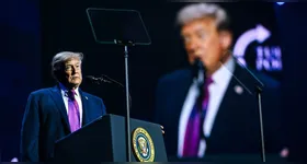 Donald Trump foi retirado de evento em hotel após sons de disparos; autoridades afirmam que ele está seguro