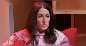 Clarice Falcão revela em entrevista que se arrepende de alguns vídeos do Porta dos Fundos, refletindo sobre a evolução do humor.