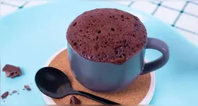 O processo é direto e não exige nenhum equipamento especial além de uma caneca e um micro-ondas.