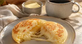 Com uma frigideira pequena e ingredientes simples, é possível preparar uma única unidade em poucos minutos.