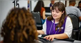 99 vagas de estágio para estudantes do ensino médio e superior em áreas como Direito, Administração e Informática.