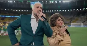 Belo e Alcione se atrapalham ao cantar o Hino Nacional no amistoso Brasil x Panamá
