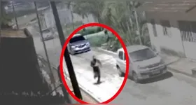 Imagens da câmera de monitoramento mostram suspeito fugindo