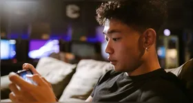 Os grandes dispositivos ainda chamam atenção, mas as lojas oficiais mobile abriram espaço para um público diferente