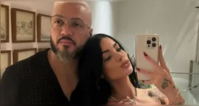 Depois da cena, o menino foi flagrado limpando a boca com a mão.