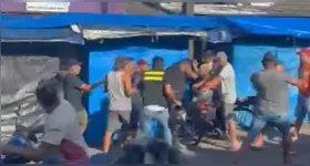 O suspeito foi contido e agredido por populares.