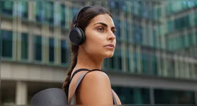 Por meio de brechas, um invasor pode espionar o usuário, acessar dados armazenados e até captar o áudio do microfone em chamadas telefônicas.