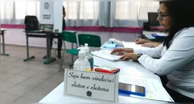 O cadastro é feito online, preferencialmente, pelo aplicativo e-Título, ou nos sites dos tribunais regionais eleitorais.