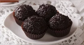 Conforme a preferência, é possível finalizar o brigadeiro com granulado, açúcar cristal ou a ganache de chocolate branco.