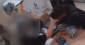 Antes de fugirem, os dois homens ainda pegaram alguns picolés da sorveteria.
