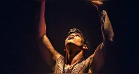 Em cena, Yumo interpreta a si mesmo: um homem do povo Apurinã que, evangelizado na infância, reconstrói sua relação com a ancestralidade.