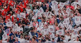 A torcida de Los Angeles empurrou o time em busca da vitória.