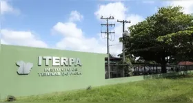 Todos os cargos exigem jornada de 30 horas semanais. Além disso, os salários variam de acordo com o nível de escolaridade exigido para cada função.