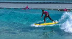 Mesmo na Inglaterra, Matheus Cunha mantém a proximidade com o surf, em piscinas de ondas artificiais.
