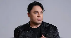Neto Araújo iniciou a vida no palco em festivais locais e concursos de calouros, onde desenvolveu sua habilidade vocal.