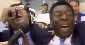 Um dos momentos icônicos foi quando Galvão narrou o tetra ao lado de Pelé. A imagem correu o mundo