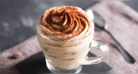É possível finalizar com um leve polvilhado de café instantâneo por cima, o que realça o sabor e melhora a apresentação.