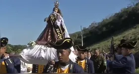Um dos momentos mais simbólicos da festa foi a cerimônia de troca do manto da padroeira. Esse ritual ocorre logo após a primeira procissão terrestre e representa a renovação da devoção dos fiéis à santa.