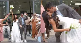Depois da formalização do casamento, o casal recebeu a tradicional chuva de arroz dos convidados e trocou um beijo longo na saída, em celebração ao novo status.
