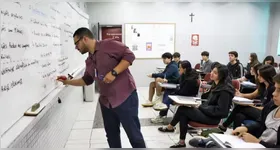 O objetivo é qualificar profissionais de diferentes áreas para enfrentar os desafios reais do ensino público no Brasil.