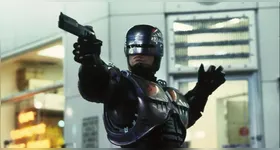 O filme original de RoboCop foi lançado em 1987, com direção de Paul Verhoeven e Peter Weller no papel principal.