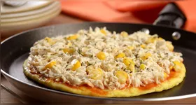 A ausência de glúten torna esta pizza adequada para celíacos e para quem segue dietas sem esse componente.