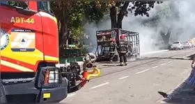 Chamas intensas: Fogo consome rapidamente a estrutura do tradicional trailer de comidas típicas na Praça Duque de Caxias, na Marabá Pioneira.