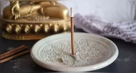 Aromas de incensos sãopoderosos e ajudam a atrair e intensificar a energia ndo amor.