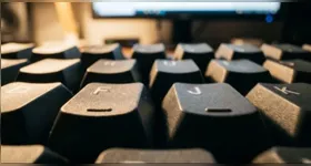 Letras “F” e “J” ocupam posição central no teclado e permitem acesso simétrico a grande parte das demais teclas.