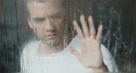 Na trama, Wagner Moura interpreta um pai que lida constatemente com tensão emocional.