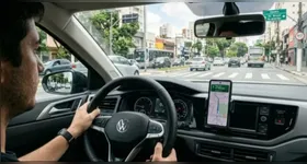 Pequenas distrações continuam sendo um dos principais fatores de risco no trânsito e podem ter consequências graves.