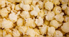 Com a técnica certa, é possível manter o sabor e a textura típicos da pipoca de cinema, porém com um preparo mais leve e equilibrado.