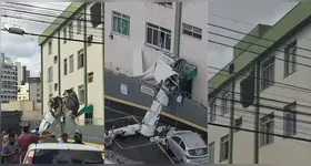 De acordo com os bombeiros, duas pessoas foram retiradas dos destroços com múltiplas fraturas.