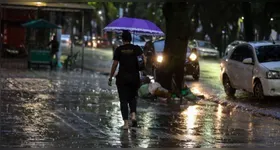 Defesa Civil orienta que a população evite deslocamentos durante o período de alerta e acompanhe os comunicados oficiais.
