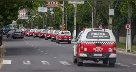 Equipes especializadas ainda intensificarão rondas e abordagens em comunidades de difícil acesso, com foco em apreender armas, desmantelar pontos de tráfico e recapturar procurados pela Justiça.