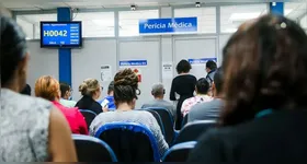 Para agendar atendimento ou antecipar perícias, os segurados podem ligar para o telefone 135 ou acessar o Meu INSS.