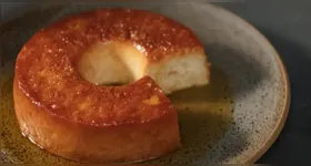 Além de ser econômico, o pudim é uma maneira charmosa de reaproveitar ingredientes, evitando desperdício.