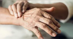 Livro aborda não apenas os sintomas motores, mas também emoções, relações familiares, estigma social e impactos invisíveis da condição.