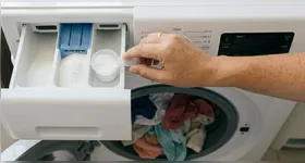 O sal interage com fibras e corantes, diminuindo a transferência de cor para a água e prolongando a intensidade das cores nas primeiras lavagens.