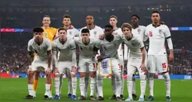 Foram levadas chuteiras, bolas oficiais e materiais de treino.