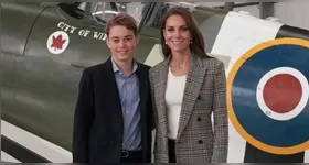 George aparece quase da altura da mãe.