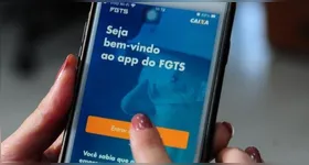 O valor máximo permitido para retirada é de até R$ 6.220, mas a quantia liberada depende do saldo disponível na conta do FGTS de cada trabalhador.