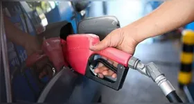 Como o etanol tem menor quantidade de energia por litro do que a gasolina, o aumento da sua participação na mistura pode reduzir levemente a autonomia dos veículos.