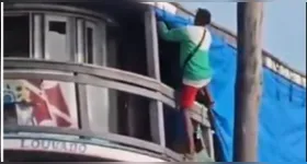 O suspeito escalou para invadir a embarcação para assaltar o proprietário