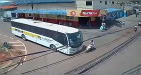Motociclista ignora sinalização de parada e é atingido pelo ônibus
